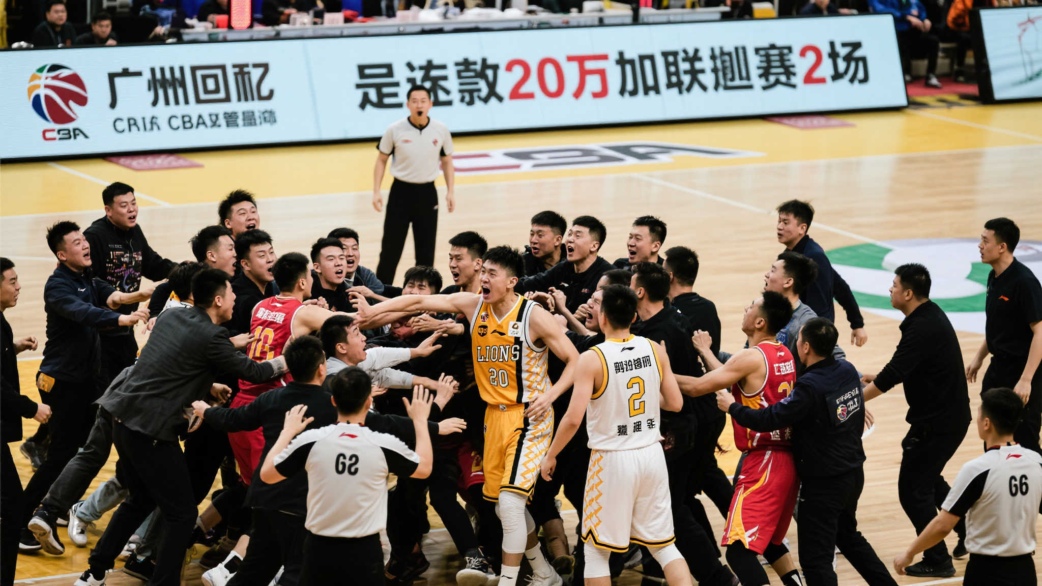 与莱万形成